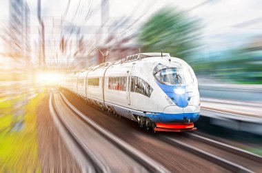 Yüksek hızlı tren tren istasyonunun şehrin yüksek hızda sürmek.