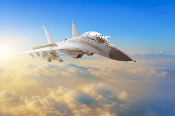 Katonai vadászgép, nagy sebességgel, repülő magas az ég naplemente. — Stock Fotó