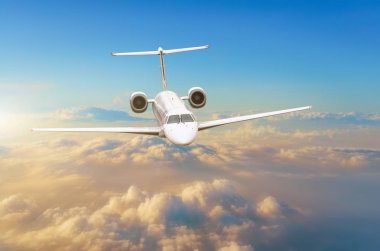 Bulutlar ufuk gökyüzü günbatımı parlak renkleri ile yukarıda uçak uçan.