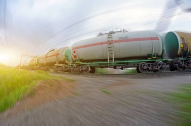 Yük treni petrol-yükleme, Akaryakıt, yakıt tankları hareket halinde geçen.