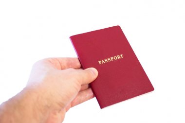 Uzanmış el bir pasaport ile. Kavram - seyahat belgelerini edinme. Beyaz arka plan üzerinde izole.