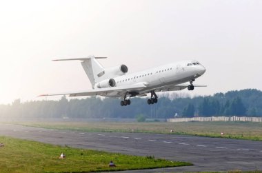 Yolcu uçak motorları tail adlı ile çıkar güneşe podyumda.