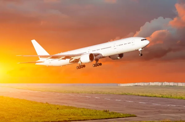 大きな旅客機離陸滑走路の夕焼け雲. — ストック写真