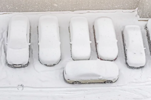 Coche cubierto de nieve en el estacionamiento. Escena urbana. Después de una tormenta de nieve. Automóvil limpio de la nieve . —  Fotos de Stock