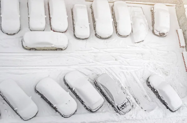 Pokryte śniegiem samochód na parkingu. Miejski scena. Po burzy śnieżnej. Czysty samochód od śniegu. — Zdjęcie stockowe