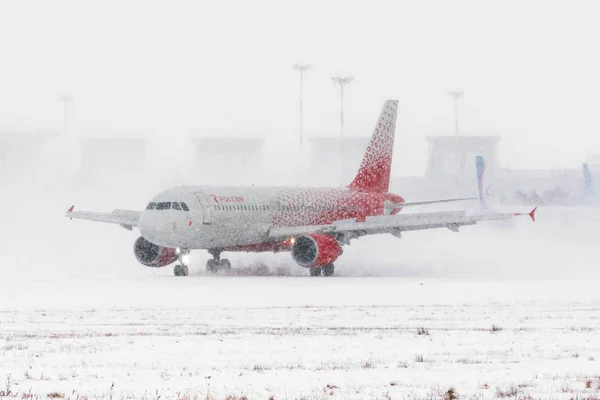 Airbus a319 rossiya airlines, flughafen pulkovo, russland saint-petersburg. Februar 04. 2018. — Stockfoto