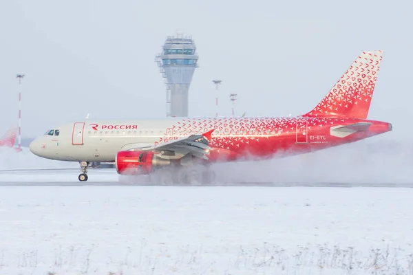 Airbus a319 Rossiya airlines, flygplatsen Pulkovo, Ryssland Saint-Petersburg. 04 februari. 2018. — Stockfoto