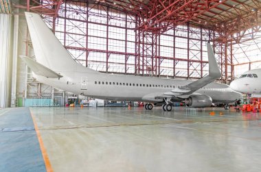Uçak hangar aerodrome traktör tarafından onarımdan sonra rulo.