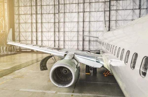 View of the wing and engine of the aircraft repair in the hangar. — Stock Photo, Image