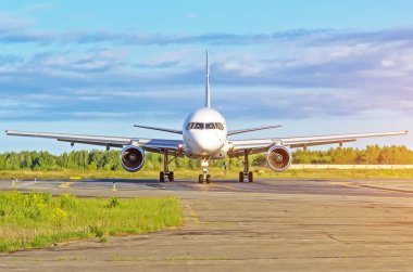 Bulutların üzerinde gökyüzünde uçak uçuş yolculuk güneş yüksekliği