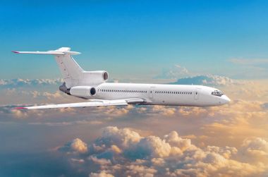 Bulutlar ufuk gökyüzü günbatımı parlak renkleri ile yukarıda uçan uçak.