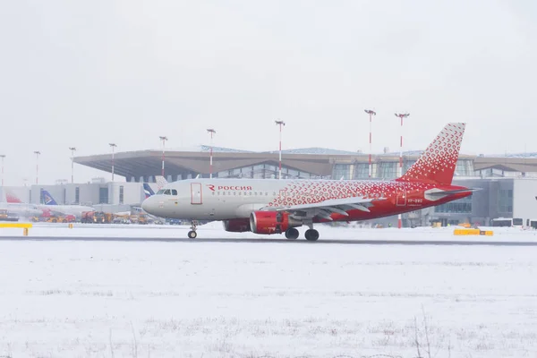 Airbus a319 Lignes aériennes Rossiya, aéroport Pulkovo, Russie Saint-Pétersbourg. Février 04. 2018 . — Photo