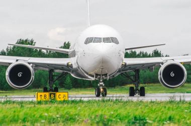 Uçak burun kokpit görünümü uçak havaalanında Taksilemek.