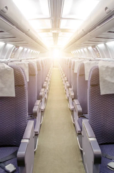 Внутри самолета вид на свет на пассажирских сидениях . — стоковое фото