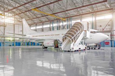 Yolcu uçak hangar, kapalı motorları ve uçak girişinde yol açın.