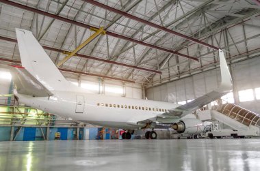 Yolcu uçak hangar, kapalı motorları ve uçak girişinde yol açın.