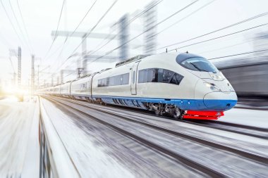 Kışın karlı manzara çevresinde yüksek hızda yüksek hızlı tren sürmek.