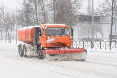 Yol sonra büyük kar yağışı kar kaldırma makinesi şehrin Temizleme.