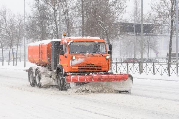 道路巨大な雪が降った後、市の除雪機を清掃. — ストック写真