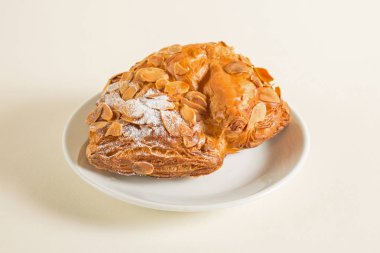 Çikolata Dolum ve fıstık puf böreği üzerinden topuz ile pudra şekeri serpilir.