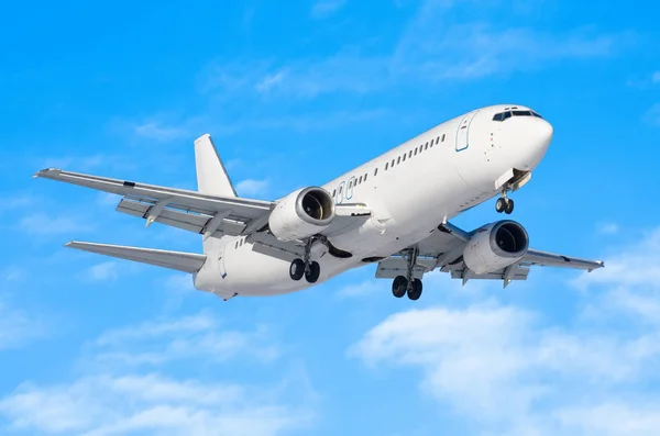 Mavi gökyüzüne karşı havaalanında açılış öncesi piyasaya şasi ile yolcu uçak. — Stok fotoğraf