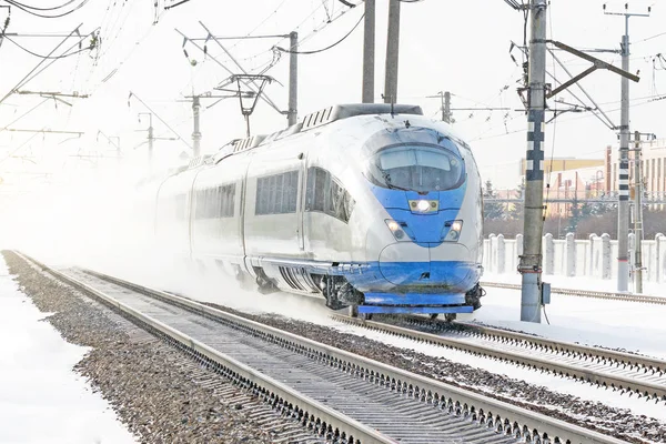 Passeios de trem de alta velocidade em alta velocidade no inverno em torno da paisagem nevada . — Fotografia de Stock