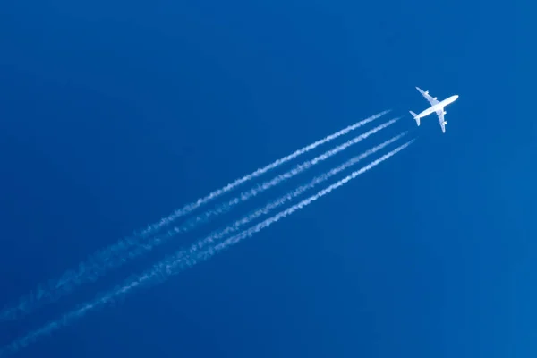 Samolotem cztery duże silniki lotnicze Lotnisko contrail chmury. — Zdjęcie stockowe