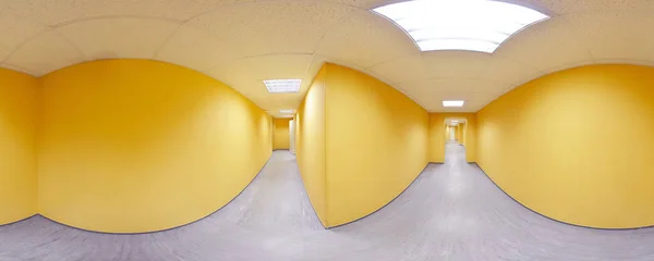 Sphärische 360-Grad-Panoramaprojektion, Panorama im Inneren leerer langer Korridor mit Türen und Eingängen zu verschiedenen Räumen. — Stockfoto