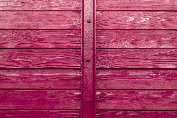 The wooden boards of the wood texture are covered in purple purple paint and the connector in the middle is a metal frame with bolts and rivets. — Stock Photo, Image