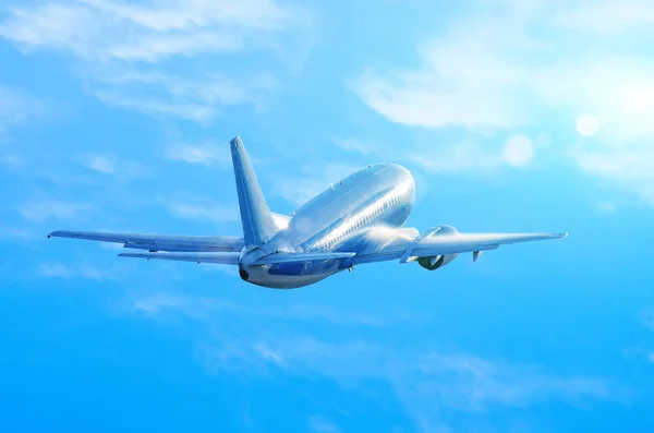 Avión despega en tiempo húmedo, húmedo, el agua fluye por el fuselaje al subir nubes azules del cielo . — Foto de Stock