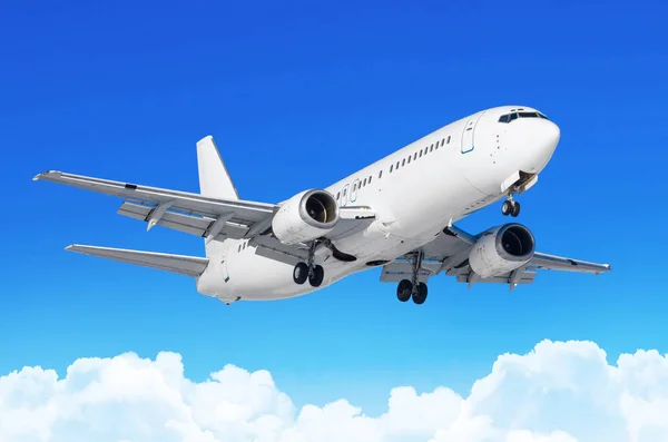 Avião de passageiros com o chassi solto antes do desembarque no aeroporto contra as nuvens cúmulo céu azul . — Fotografia de Stock