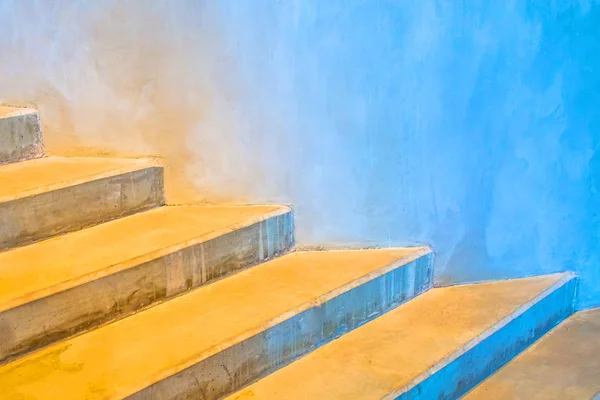 차가운 파랑 따뜻한 노란색에서 색상 그라데이션으로 둥근 건물 주위 콘크리트 계단. — 스톡 사진