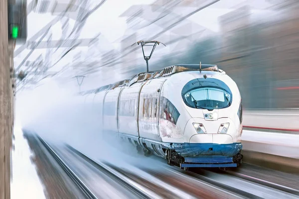 Passeios de trem de alta velocidade em alta velocidade na estação ferroviária da cidade . — Fotografia de Stock