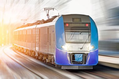 Yüksek hızlı tren tren istasyonunun şehrin yüksek hızda sürmek.