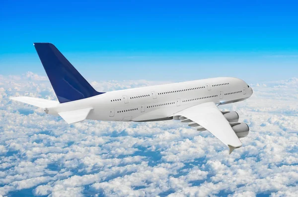 거 대 한 라이너 여객기 비행 구름과 푸른 하늘 위에. — 스톡 사진
