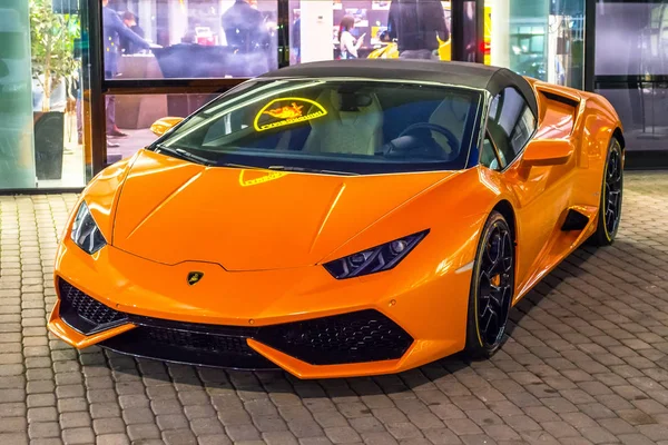 Supercar Lamborghini Huracan color naranja estacionado en el concesionario de automóviles. Rusia, San Petersburgo. 02 marzo 2018 —  Fotos de Stock