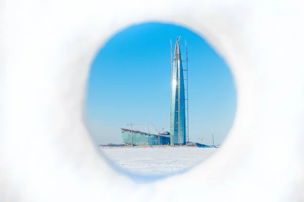 Lakhta センター タワー Scyscraper。雪の中の穴を見てください。ロシア。サンクトペテルブルク。2018 年 3 月 4 日. — ストック写真
