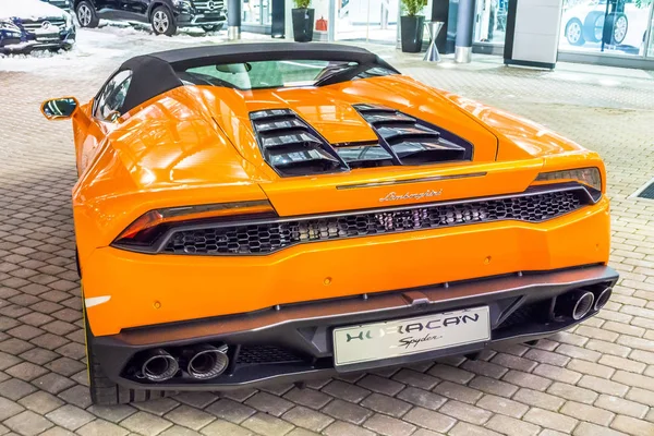 Суперкар Lamborghini Huracan оранжевого цвета припаркован у автосалона. Россия, Санкт-Петербург. 02 марта 2018 . — стоковое фото