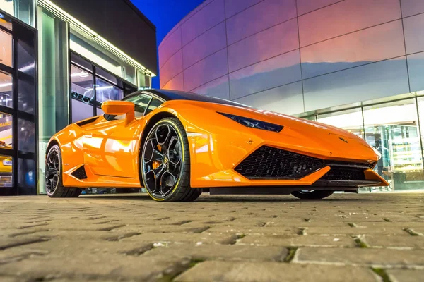 Supercar Lamborghini Huracan color naranja estacionado en el concesionario de automóviles. Rusia, San Petersburgo. 02 marzo 2018 . —  Fotos de Stock