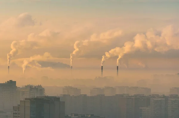 Paisagem urbana fumou atmosfera poluída de emissões de plantas e fábricas, vista de tubos com fumaça e edifícios de apartamentos residenciais . — Fotografia de Stock