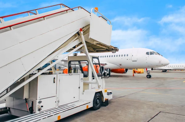 Yolcu rampa merdiven havaalanına sonra uçak için bekliyor.
