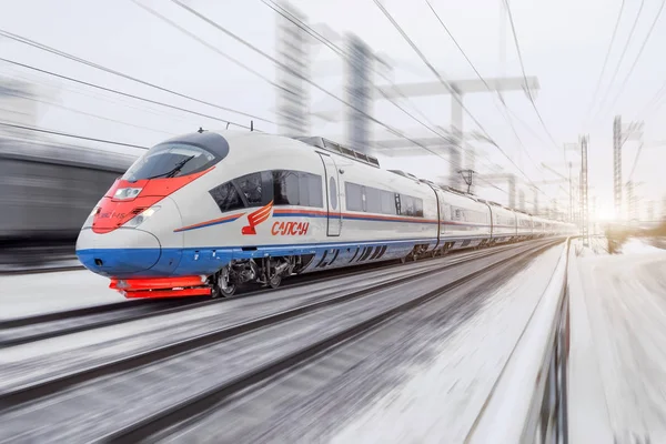 O trem de alta velocidade Sapsan monta na rota Moscou-São Petersburgo. Janeiro de 2018 . — Fotografia de Stock