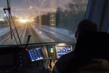 Sürücü kabini elektrikli bir tren, gece seyahat bir demiryolu üzerinden görüntülemek.