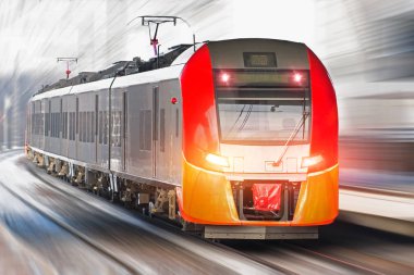 Yüksek hızlı tren tren istasyonunun şehrin yüksek hızda sürmek.