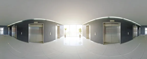 Esférico 360 graus projeção panorâmica, panorama no interior vazio longo corredor com portas e entradas para diferentes salas e elevador . — Fotografia de Stock