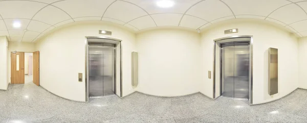 Proyección panorámica esférica de 360 grados, panorama en interior vacío largo pasillo con puertas y entradas a diferentes estancias y ascensor . —  Fotos de Stock