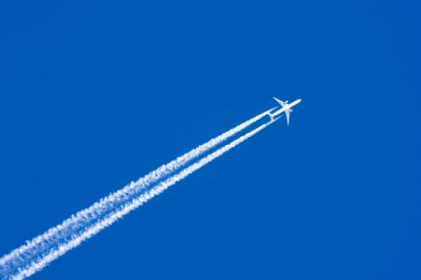 Beyaz uçak büyük iki motorları Havacılık Havaalanı contrail bulutlar.