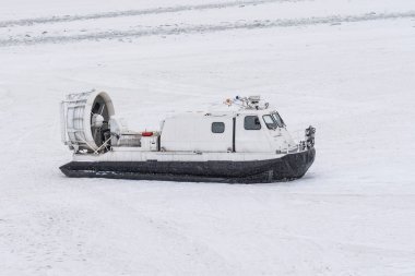 Tekne hovercraft üstünde beyaz buz kar kış.
