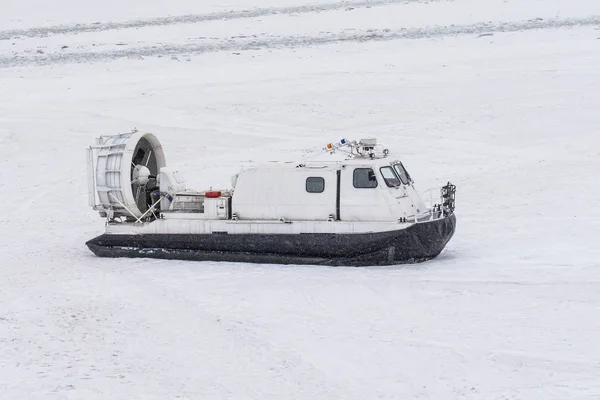 Tekne hovercraft üstünde beyaz buz kar kış. — Stok fotoğraf