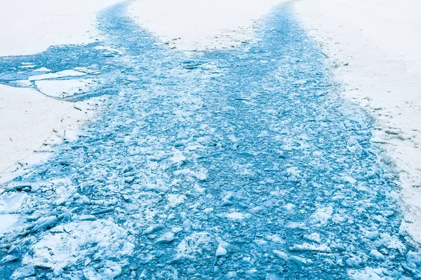 Traces du brise-glace, glace cassée dans l'Arctique en hiver . — Photo